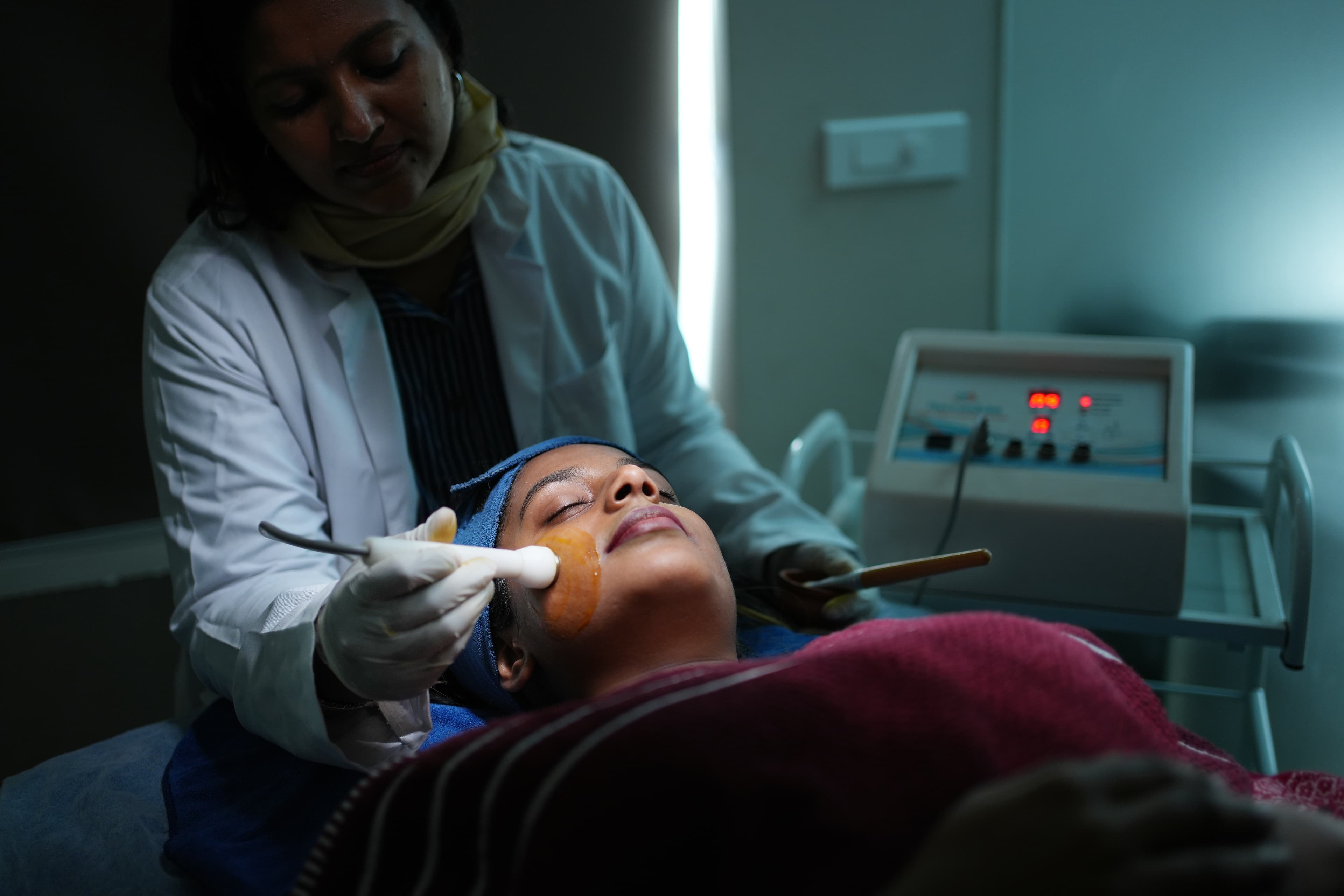 Doctor-led Kamsya wand Ayurvedic facial treatment at Gloveda Experience